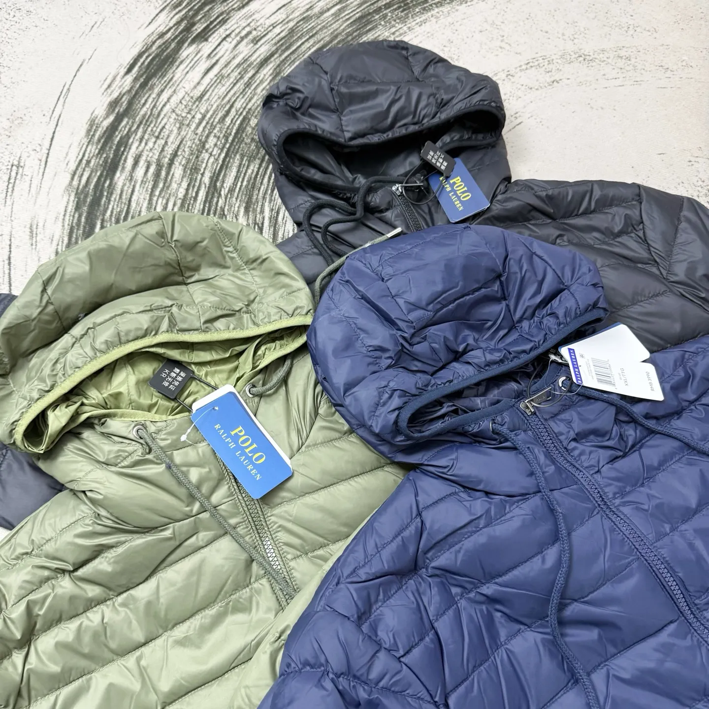 P670 Ralph small label embroidered down hooded jacket, the same style at Ralph Lauren counters. It is made of 80 velvet. The fleece is warm enough. It is very textured on the hand. It is three-dimensional and atmospheric. It is easy to wear in winter. It is simple and elegant. It adopts the os version. The upper body effect is very good. It is suitable for all body types. Soft and comfortable. Craftsmanship imported custom zippers➕Hardware and accessories are complete. The embroidery is full and three-dimensional. Perfect restoration of zp 2:1. Same style for men and women. Versatile and easy to wear. Size M L XL XXL color black navy blue army green